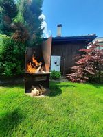 Feuerstelle mit Grill in Flammenform