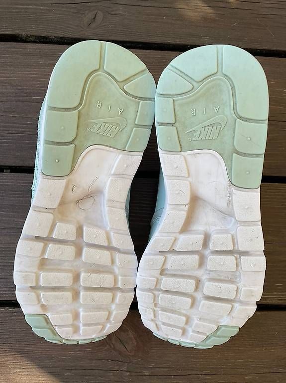 Chaussures femmes: Sneakers Nike Air 36 – D'occasion à Weite par POster9476 1