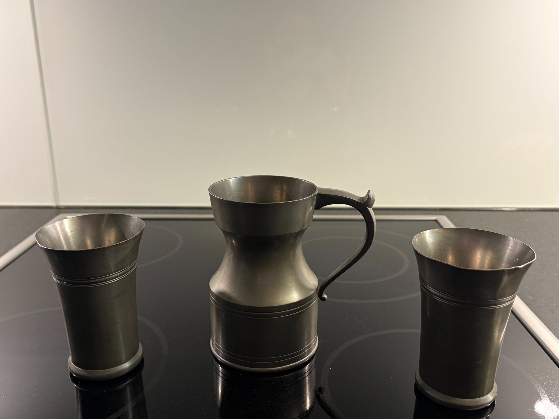 Caraffe: Zinnkrug mit zwei Bechern – Usato da Zürich venduto da sru_6zc8 1