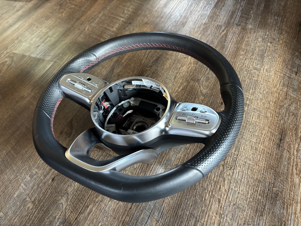 Mercedes-Benz Tutti pezzi di ricambio auto: Volant Mercedes AMG Line – Usato da Mézières VD venduto da P-M-C 4