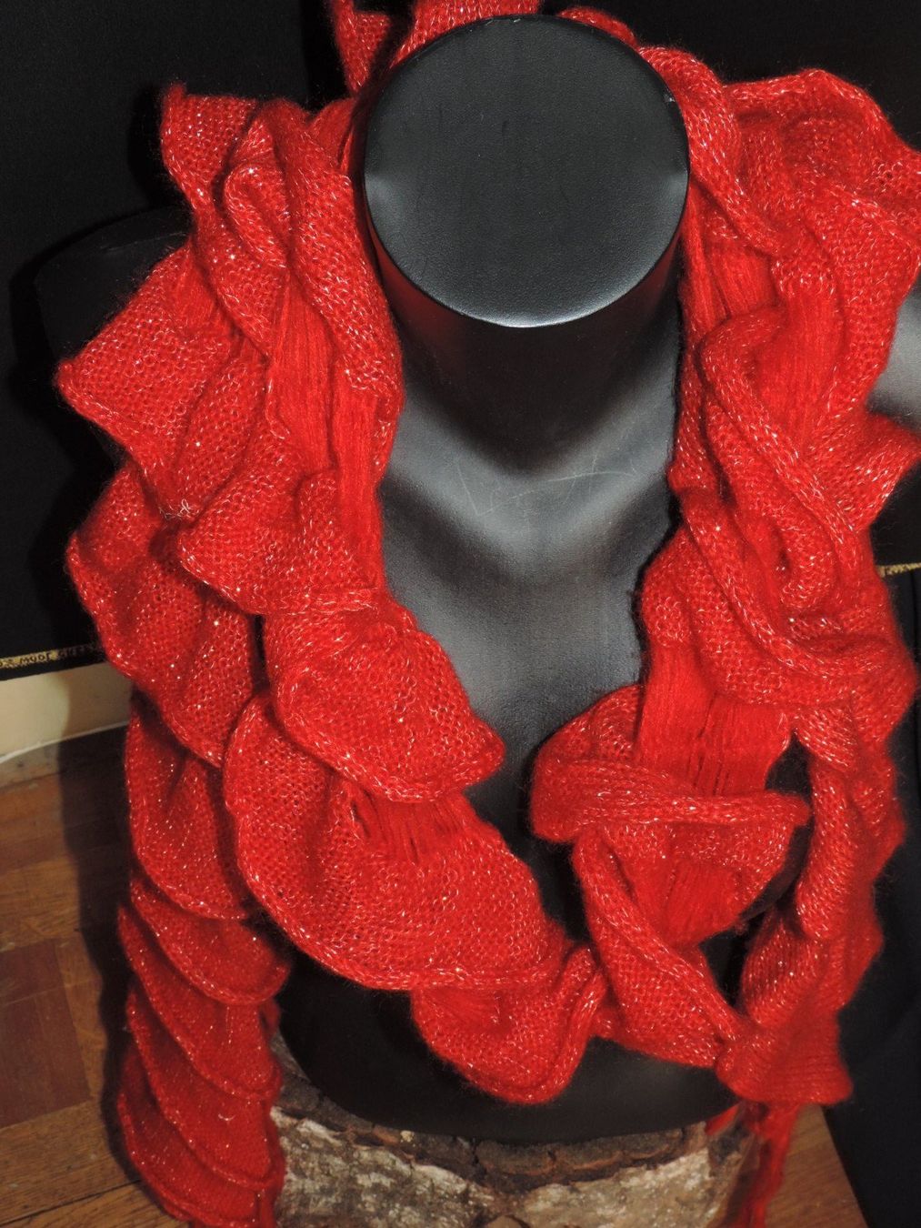 Foulard & Sciarpe: écharpe rouge avec fil doré – Usato da Genève venduto da Axelle333 3