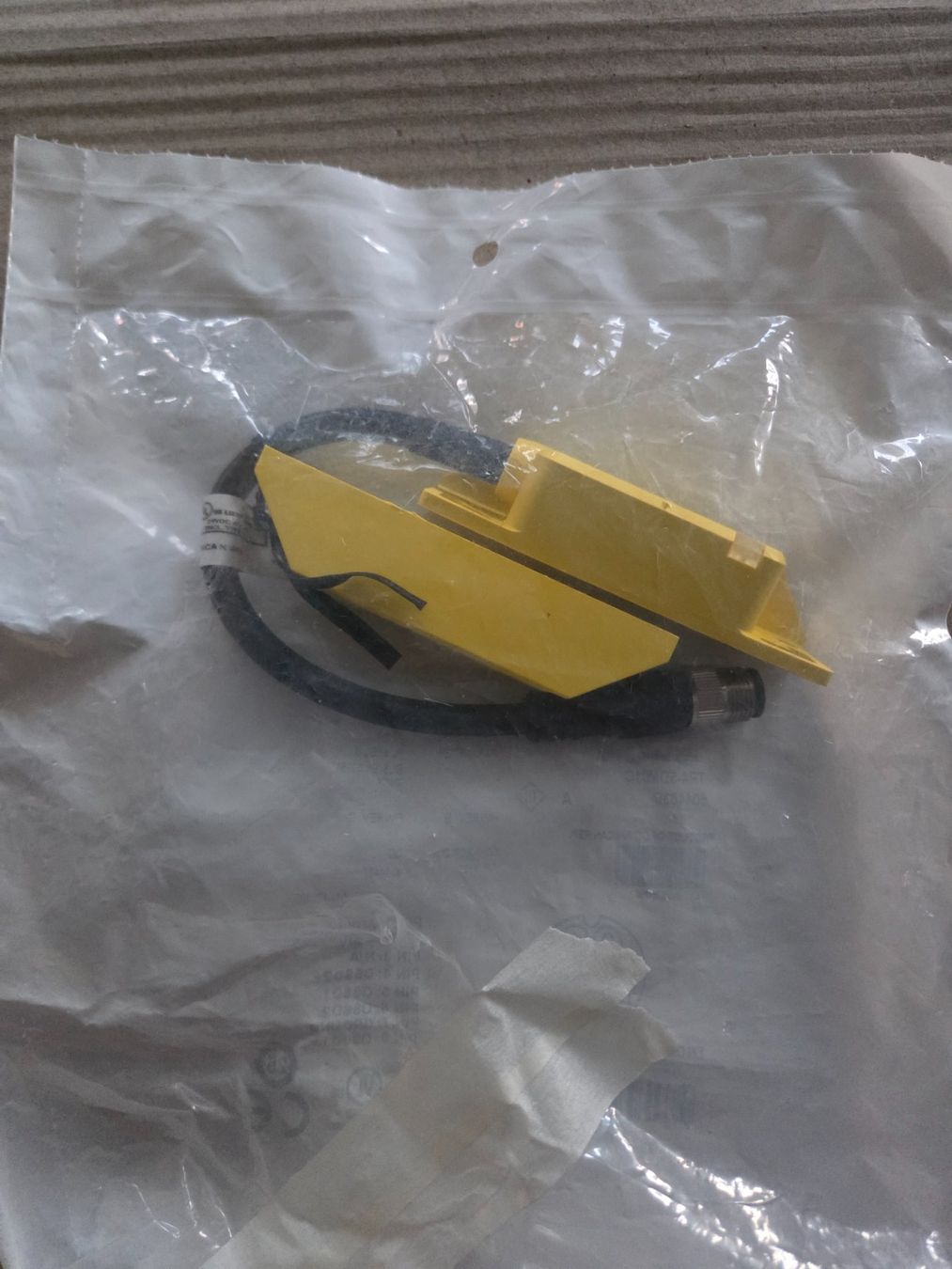Interruttori: SICK Magnetischer Sicherheitsschalter – Usato da Engwilen venduto da dmr_wr8k 1