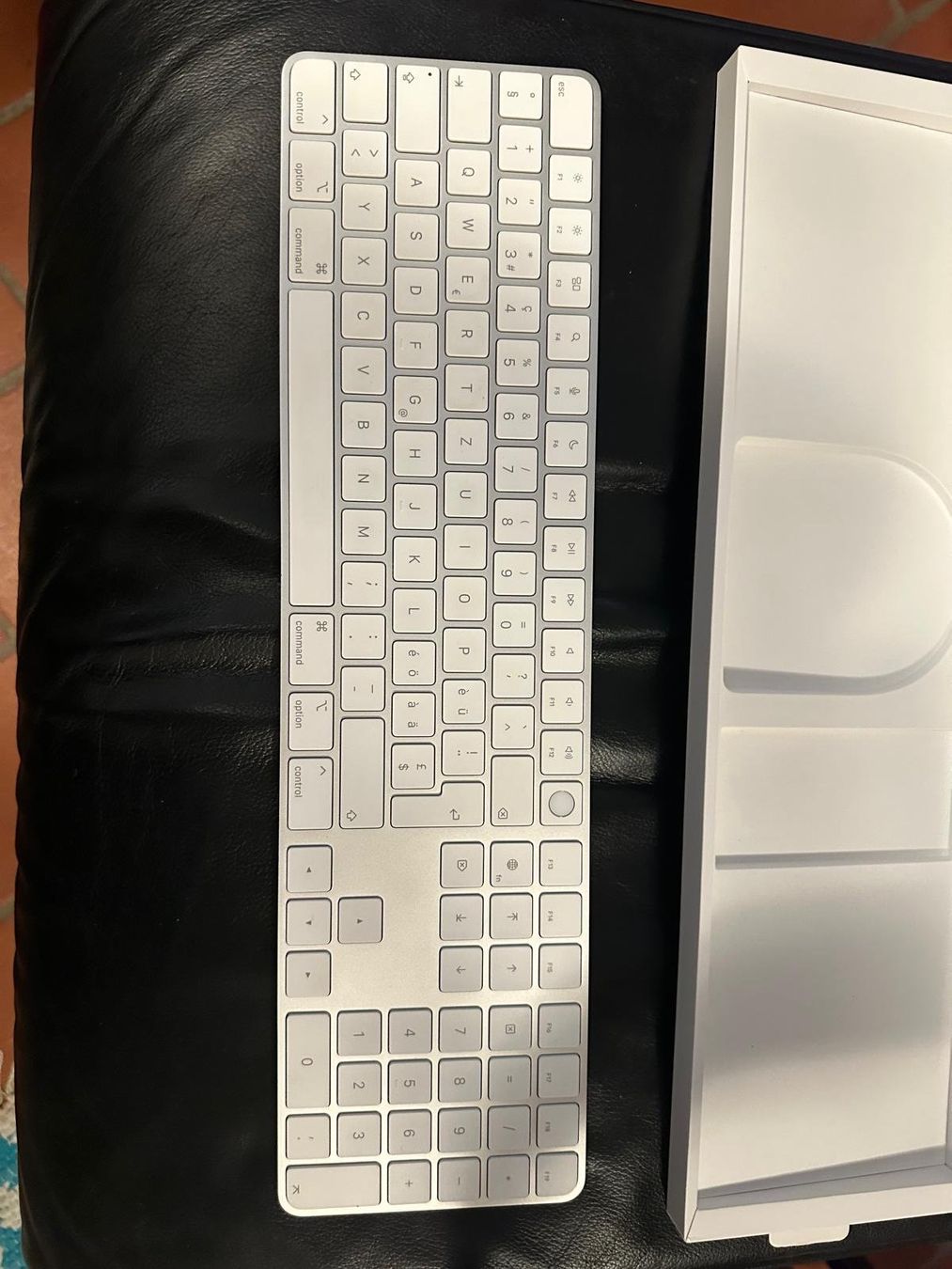 Apple Tastiere: Apple Magic Keyboard Touch ID CH et Magic Mouse USB C – Nuovo e nell'imballaggio originale da Chavannes des bois venduto da JustST2 2