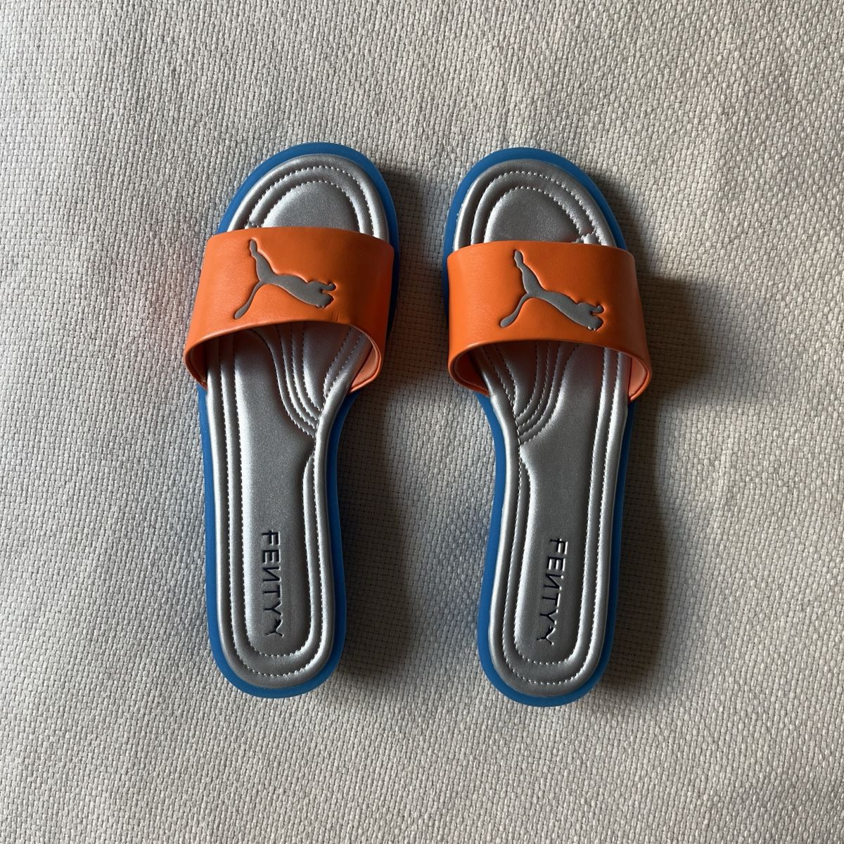 Puma Chaussures femmes: Neue Puma x Fenty Slides – Neuf (Voir description) à Zürich par Ivadodo