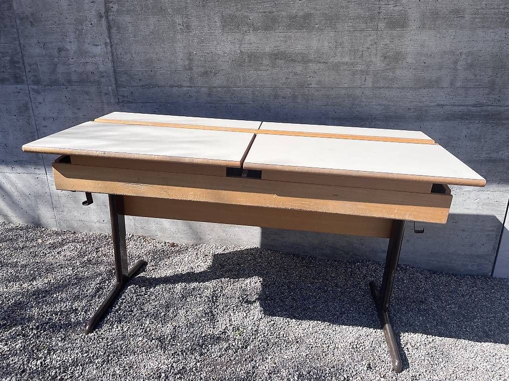 Schreibtische: Original Schulpult – Gebraucht aus Biel/Bienne von Clinder