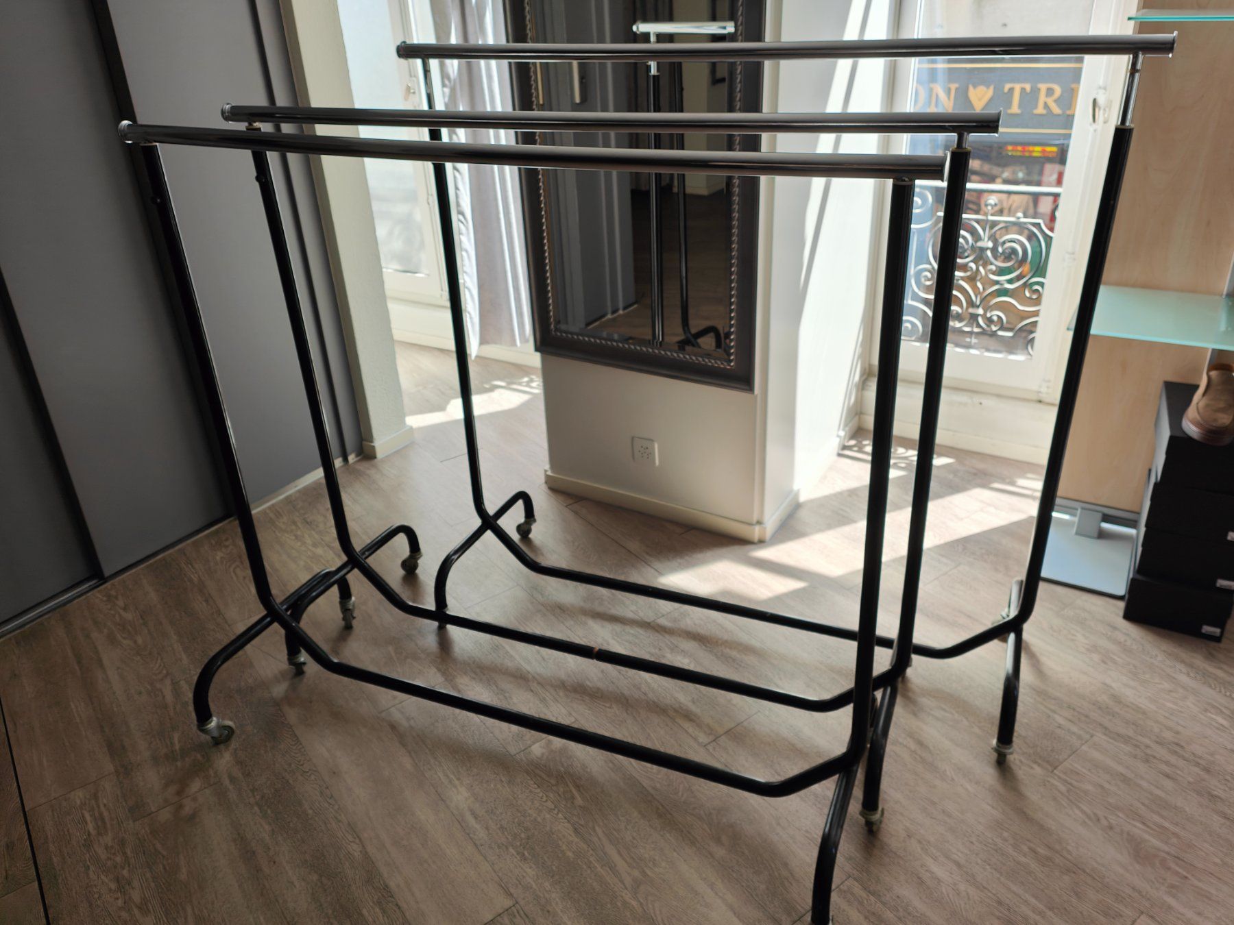 Garderobe: PORTE-VÊTEMENTS A ROULETTE PROFESSIONNEL – Gebraucht aus lausanne von winwin03