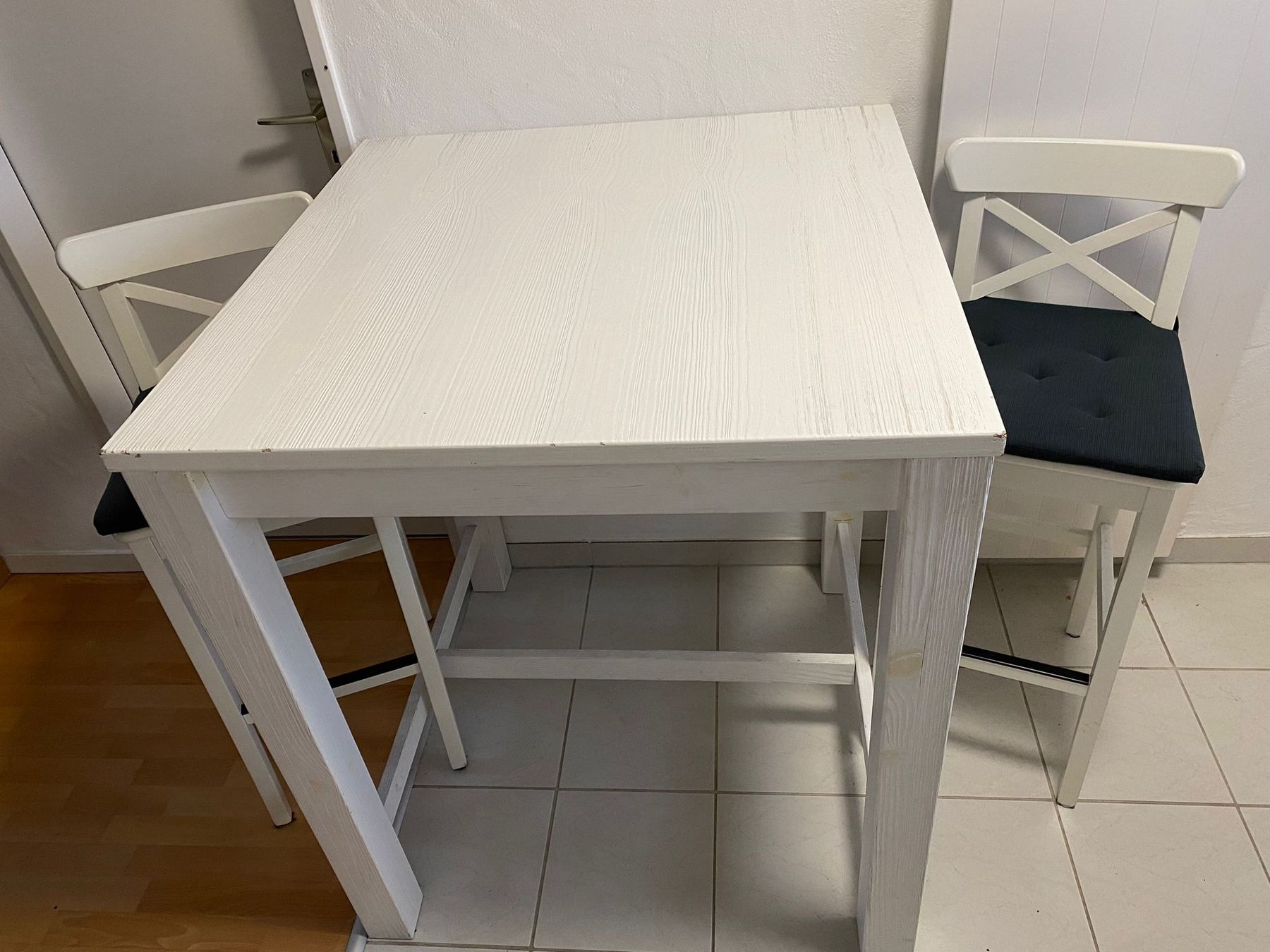 Tavoli: Weisser Massivholz Stehtisch mit zwei Hocker – Usato da Neftenbach venduto da raf_2rpx