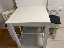 Weisser Massivholz Stehtisch mit zwei Hocker