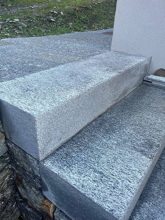 Scale: Granitstufe - Scalino in granito – Nuovo (secondo la descrizione) da Biasca venduto da remmyrem 1