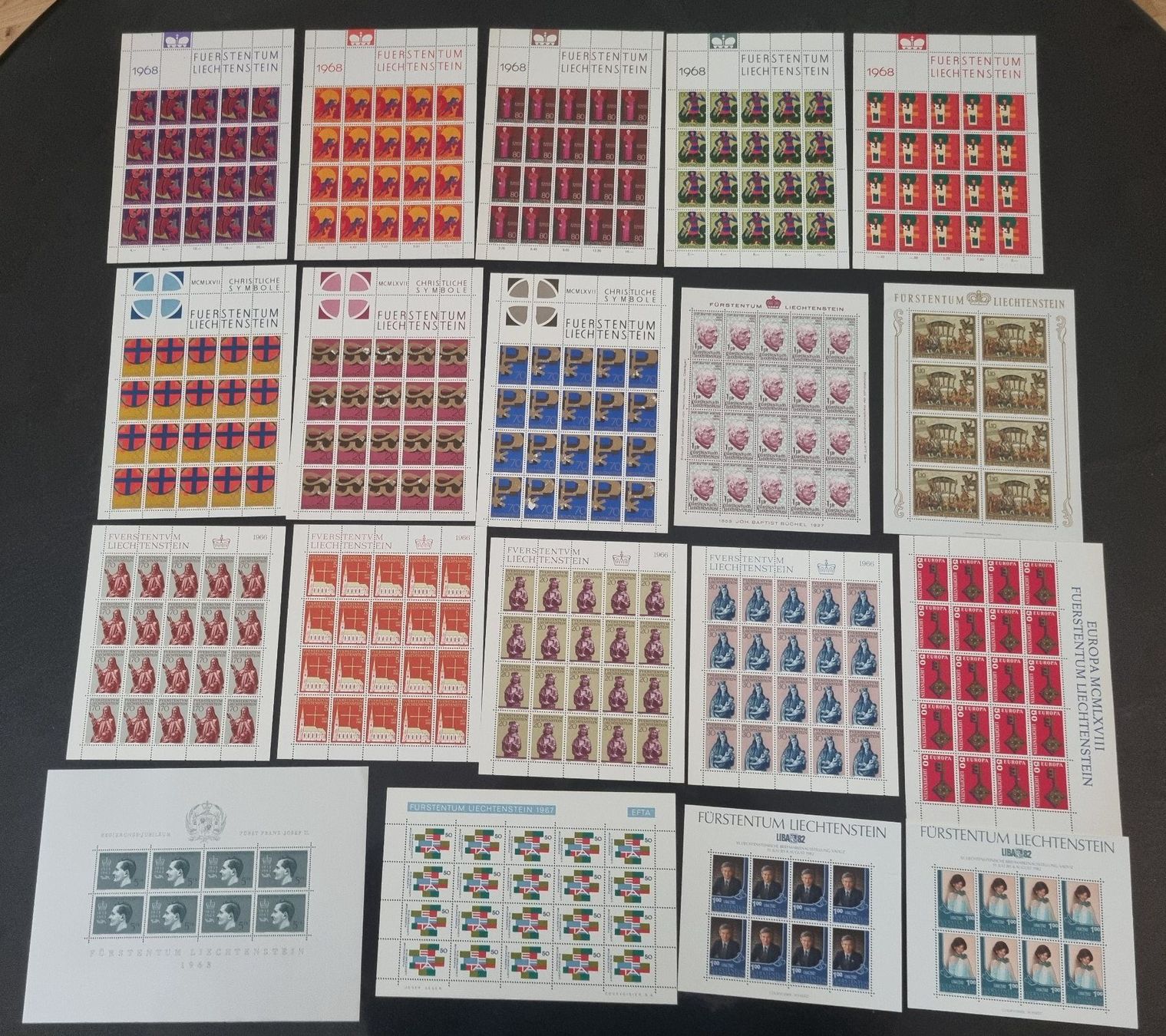 Tutti i francobolli: Lot mit 19 postfrischen Bogen Liechtenstein ** – Usato da Gümligen venduto da Geniusbuy