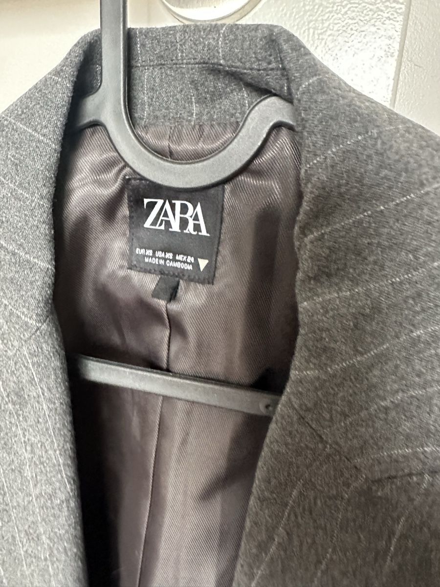 Zara Completi & Tailleur: Zara grey suit with cropped blazer – Usato da Oberwil b. Zug venduto da An_you78 2