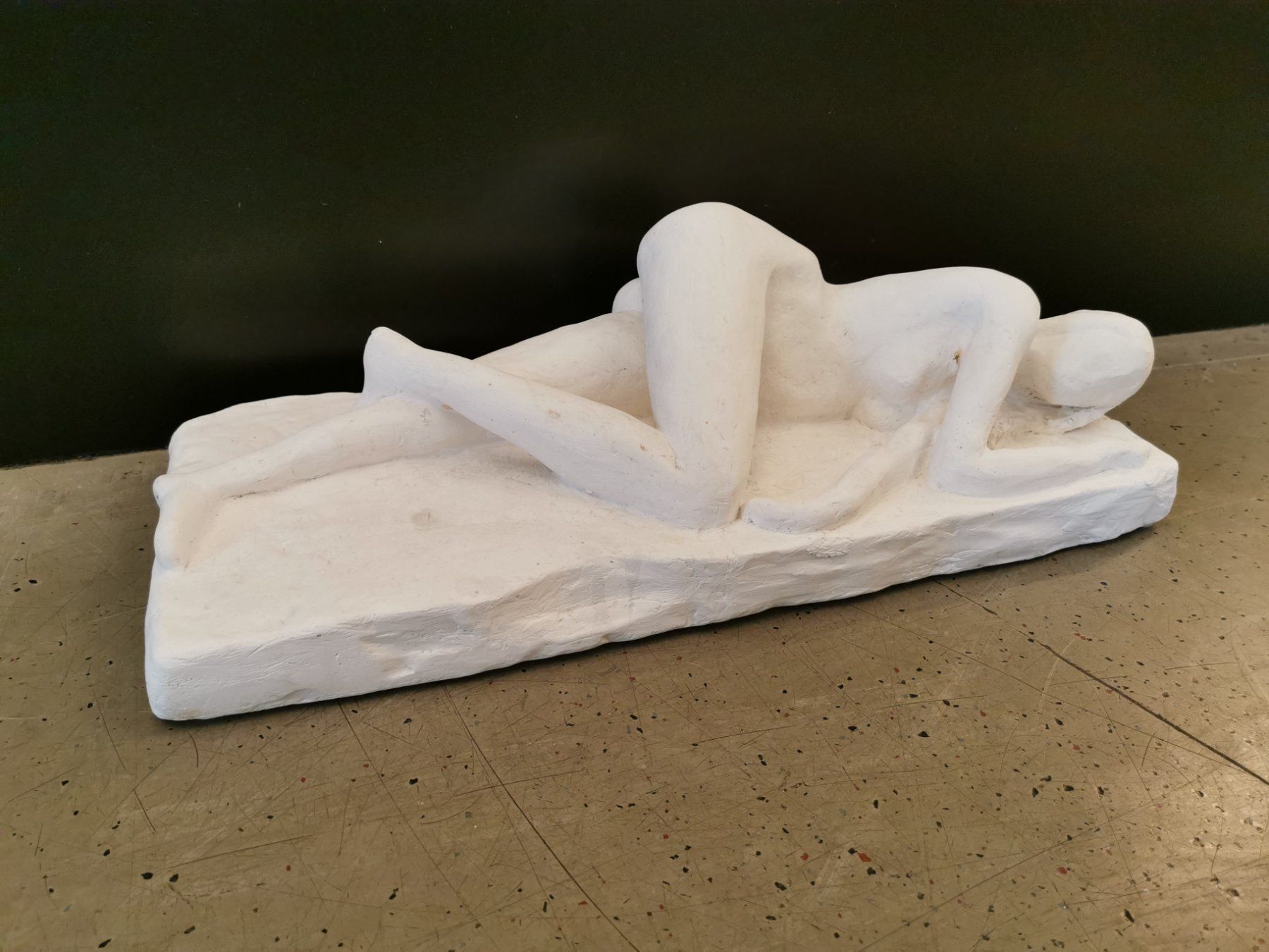 Sculture & Statue: Liegende Frau Gips – Usato da Zürich venduto da ZuercherBrockenhaus 1