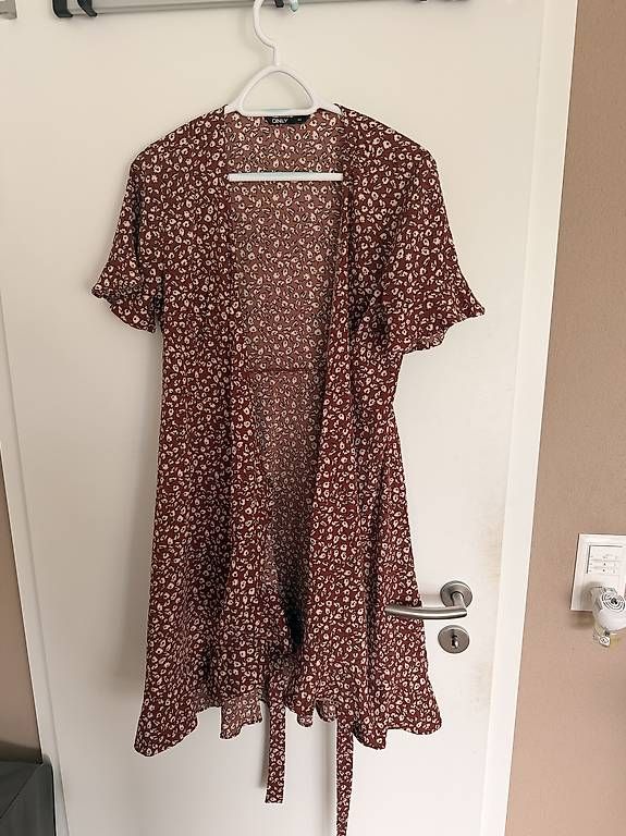 Kleider: ONLY BLUMEN WICKELKLEID GR. 42 – Gebraucht aus Neuenegg von sina.lndr