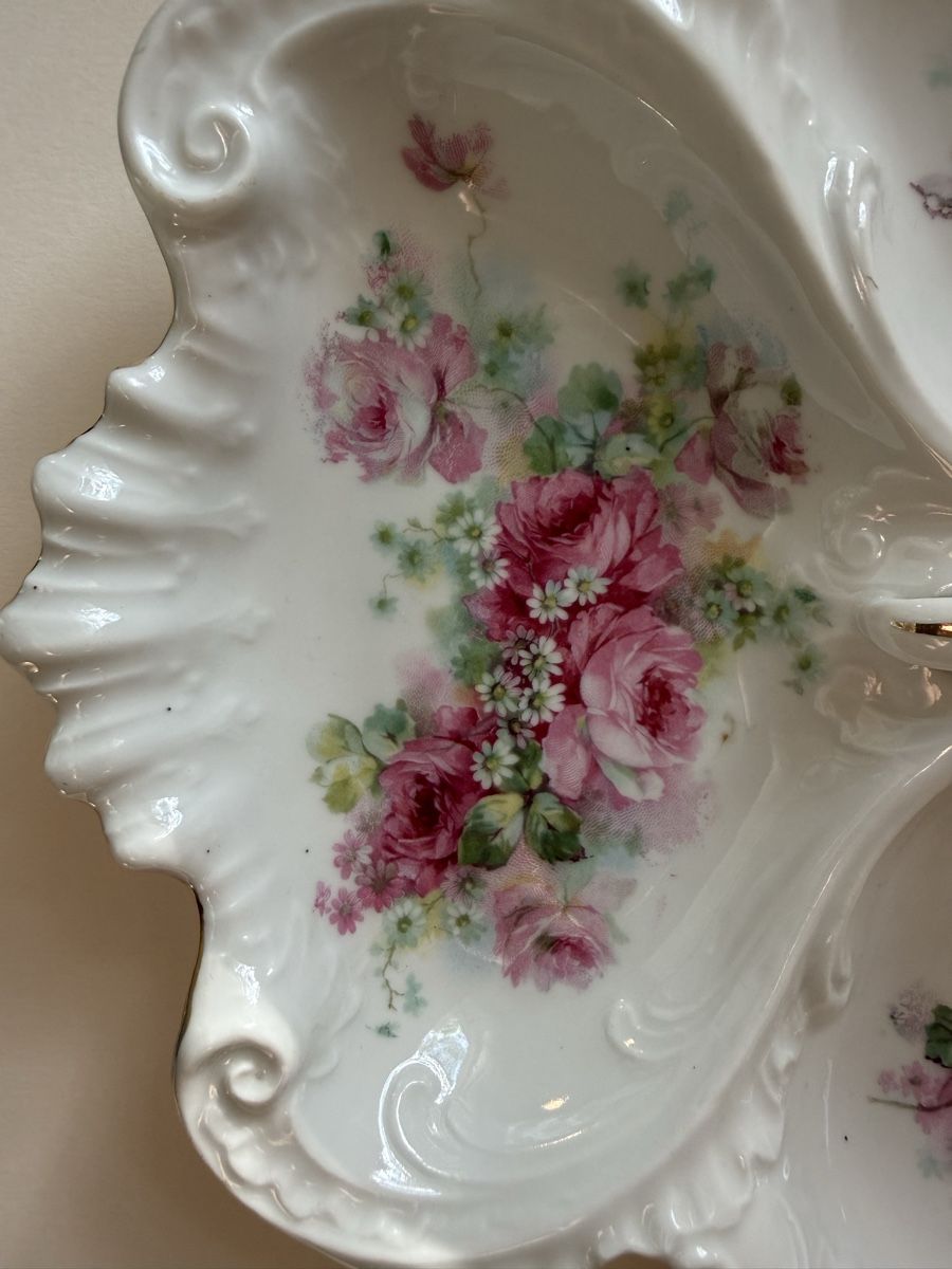 Piatti di portata: Antik Porcelain Serving Dish Rose Pattern 3 Sections Used – Usato da Basel venduto da mar_tsl9 1