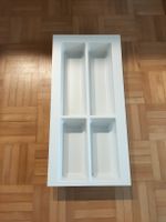Besteckeinsatz 22,6cm breit x 47,3cm tief x 5,4cm dick.
