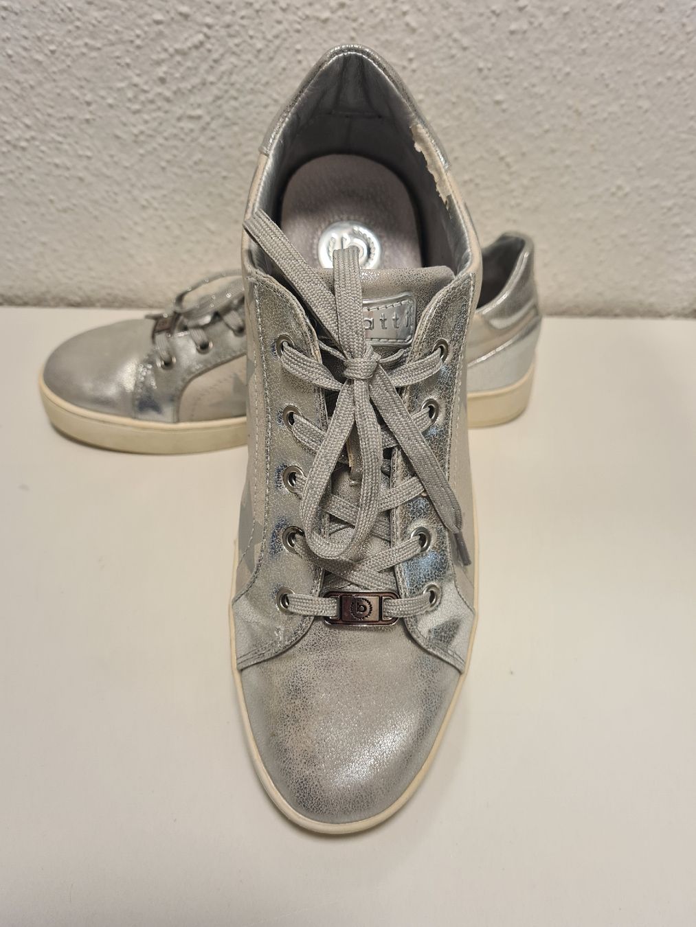 Bugatti Scarpe da donna: Bugatti Sneaker, Silber mit Sternen, Grösse 40 – Usato da Winterthur venduto da Jana1701 2