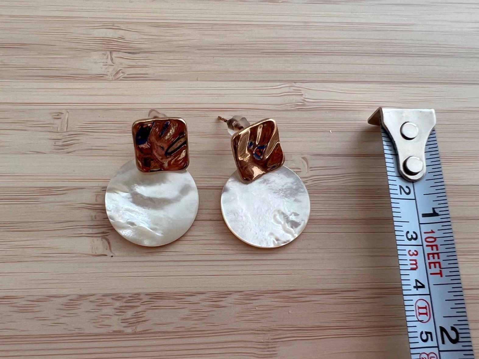 Orecchini pendenti & Orecchini a lobo: Shell stud earrings – Usato da Genève venduto da Ballpencase 2