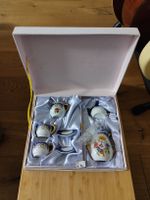 "Mini-Vintage-Teeservice aus Porzellan mit Blumenmuster