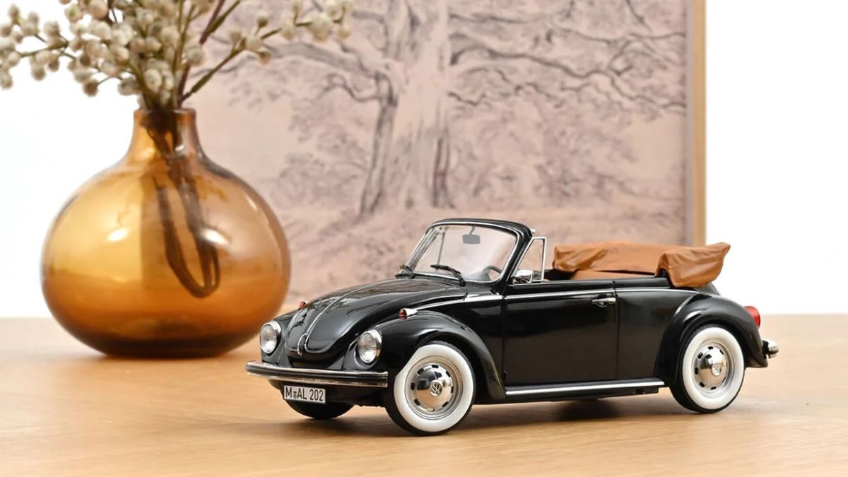 Volkswagen Modellini d'auto: VW KÄFER 1303 CABRIO Massstab 1:18 – Nuovo e nell'imballaggio originale da Erlenbach im Simmental venduto da Model_box 8