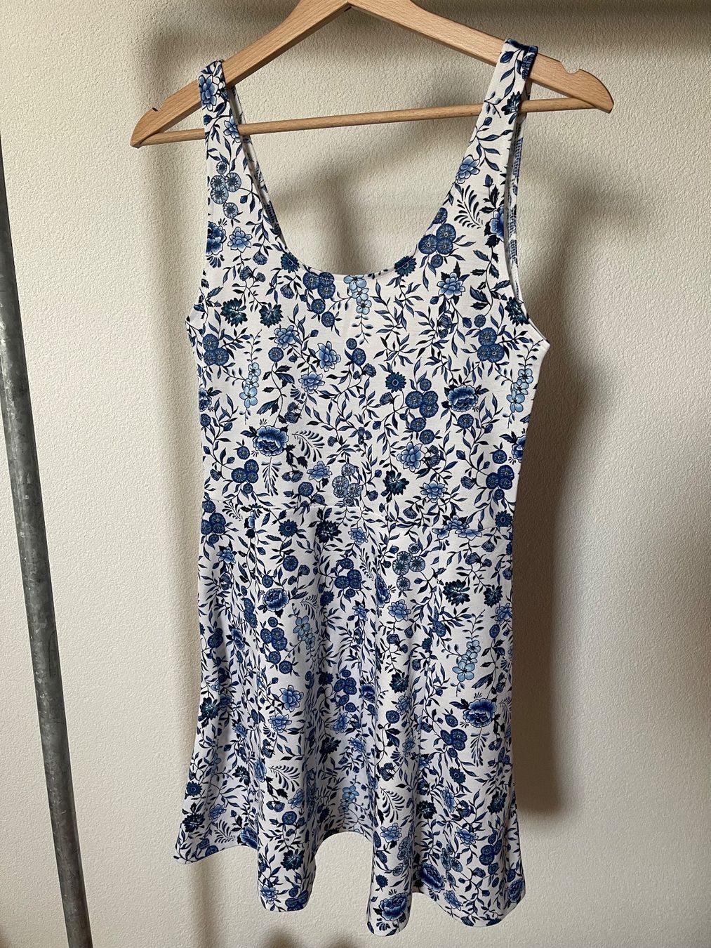 H&M Vestiti: Blaues Blumenkleid Gr. 40 H&M Divided A-Linie – Usato da Ettingen venduto da cla_526w