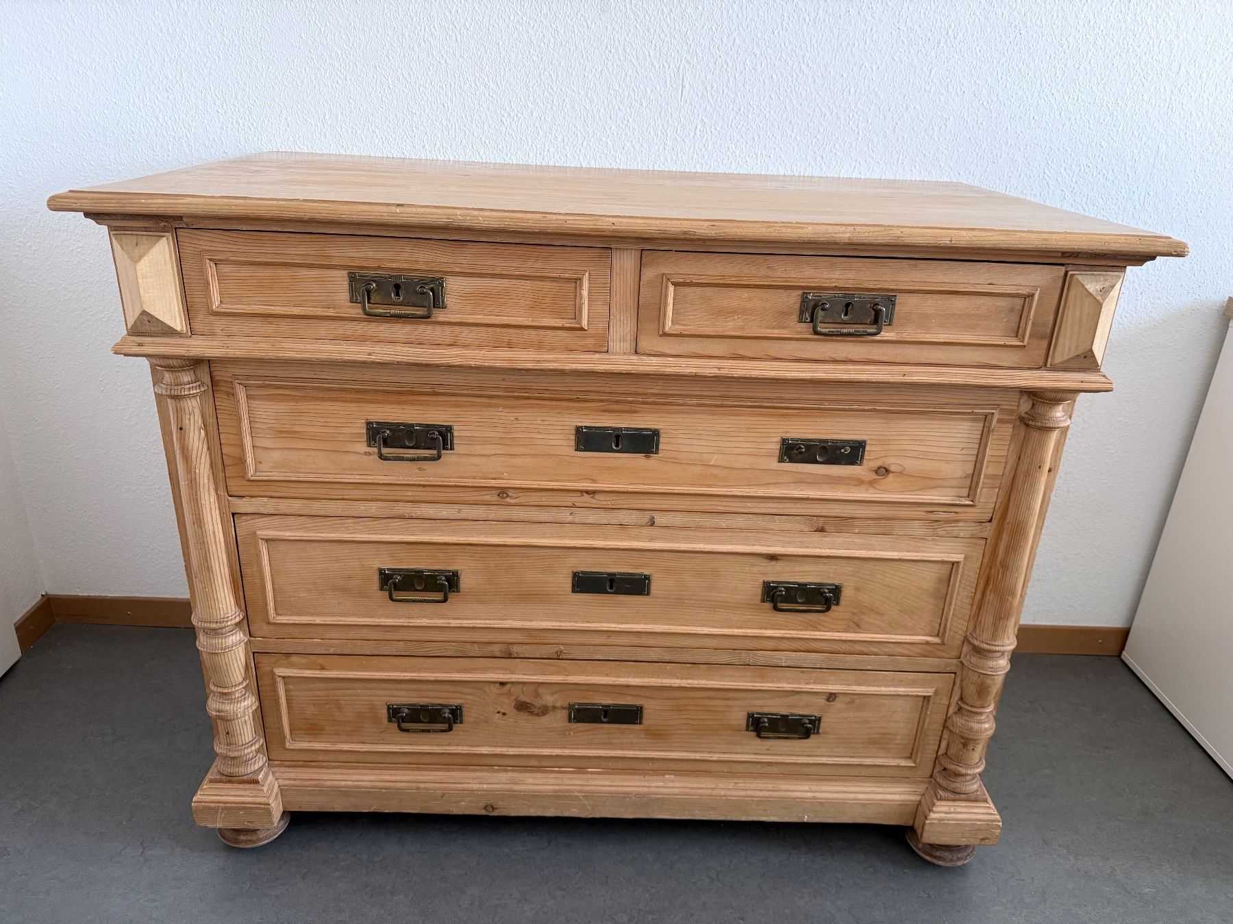 Commodes: Alte Kommode aus Holz – D'occasion à Aarau par sel_5tzb