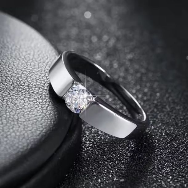 Anelli: Eleganter Ring mit weissem Stein, 925 versilbert Gr. 8 – Nuovo (secondo la descrizione) da Grenchen venduto da maretop