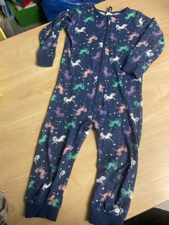 Dünnes Pyjama/Overall bpc mit Einhorn Muster, Grösse 104/110