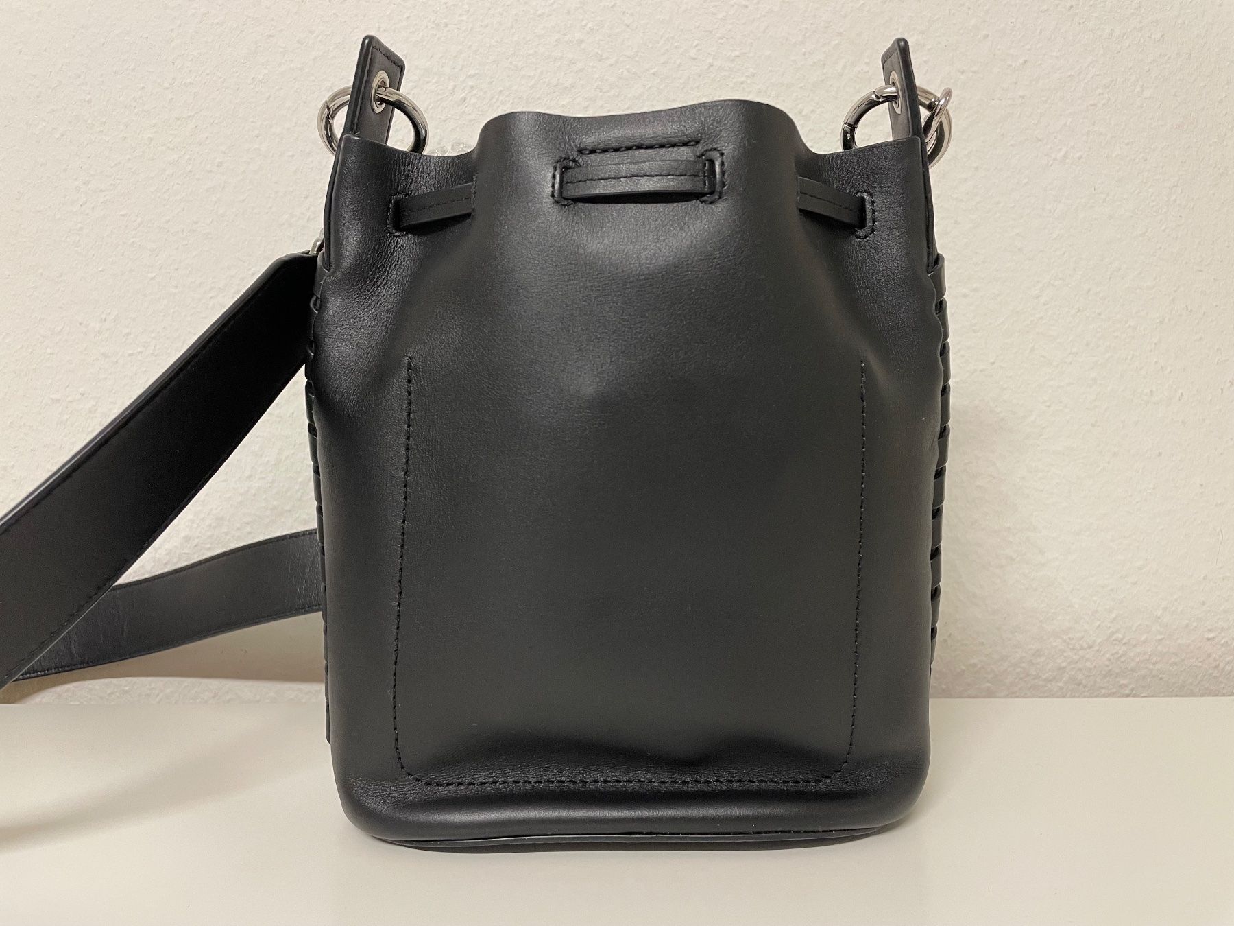 Allsaints Borse da donna: AllSaints Ray Bucket Bag Small – Usato da Basel venduto da Robyn20 6