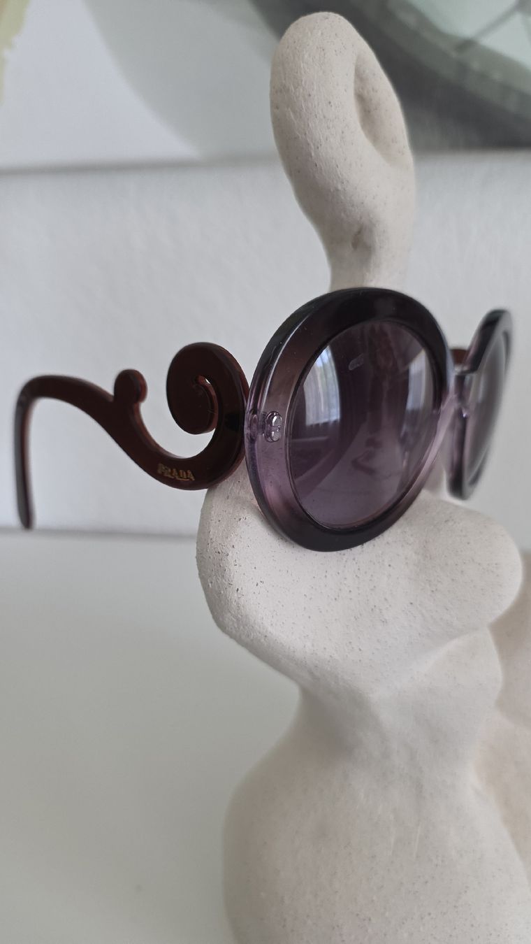 Prada Occhiali & Lenti: Iconique paire de lunettes PRADA – Usato da Cheyres venduto da Karine-Schweiz 2