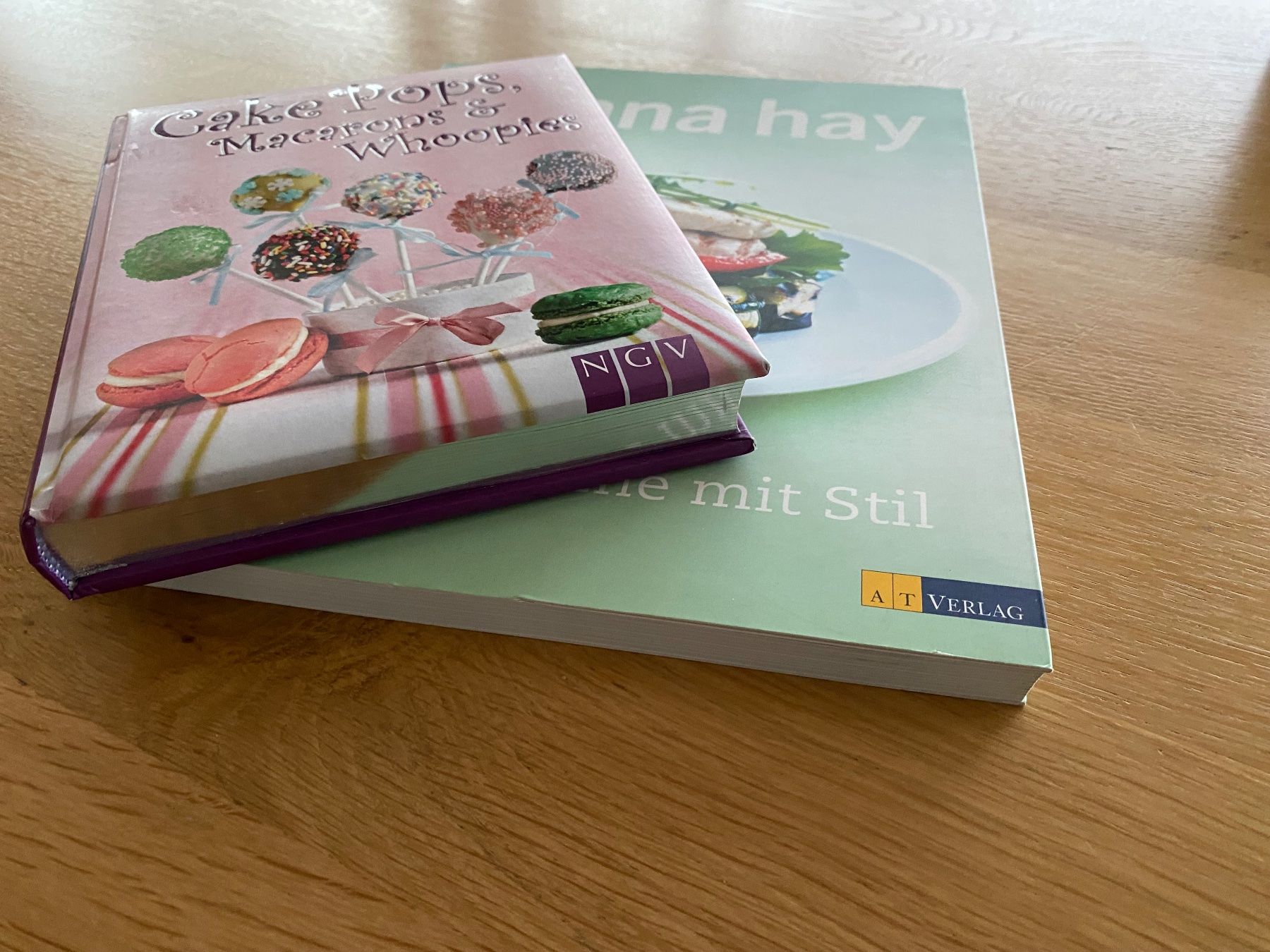 Libri: 2 Kochbücher "Donna Hay und Cake Pops" – Usato da Richterswil venduto da Busanca 1