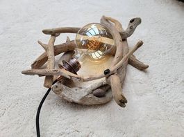 Warme Atmosphäre mit natürlichem Charme Lampe aus Naturholz