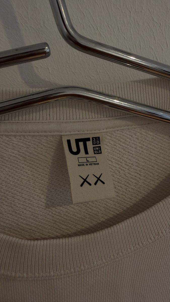 Uniqlo Pulls & Sweat-shirts: KAWS x Uniqlo Sweatshirt – D'occasion à Unterägeri par ogatterm 5
