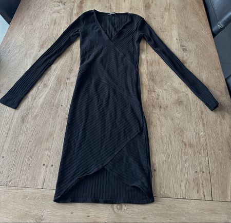 Schwarzes Bershka Wickelkleid Gr. XS - elegant & gerippt