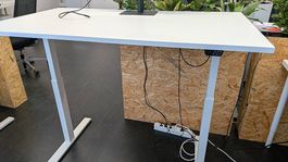 Schreibtisch weiss 140x80, elektrisch höhenverstellbar