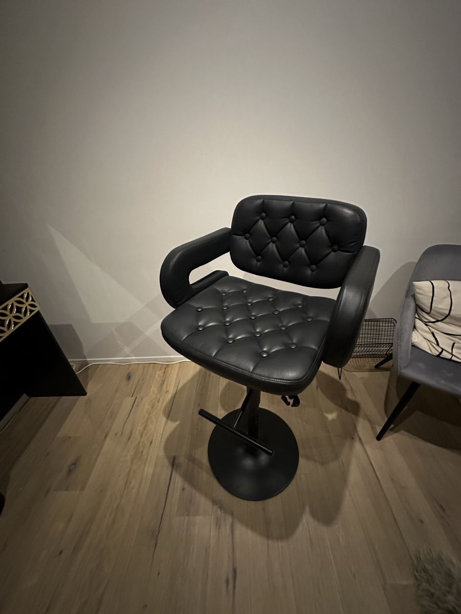 Fauteuils: Bar stool black buttoned tufted seat adjustable height – D'occasion à Au ZH par spi_r6rp 1