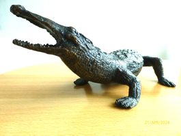 Eher selten. Krokodil aus Bronze. Naturgetreue Gestaltung.