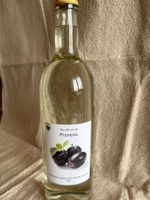 Bouteille d’eau de vie de Pruneau
