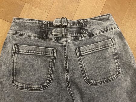 Neu weite, gerade geschnittene Jeans hellgrau, wrap