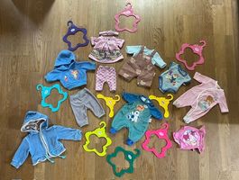 Baby Born: diverse Tenues  mit Kleiderbügel dazu