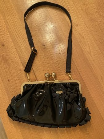Moschino Jeans Lackleder Handtasche Clutch Gold Schwarz