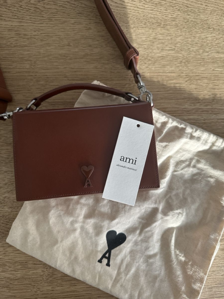 Borse: Ami Paris Lunchbox Tasche – Usato da Rossrüti venduto da linn18