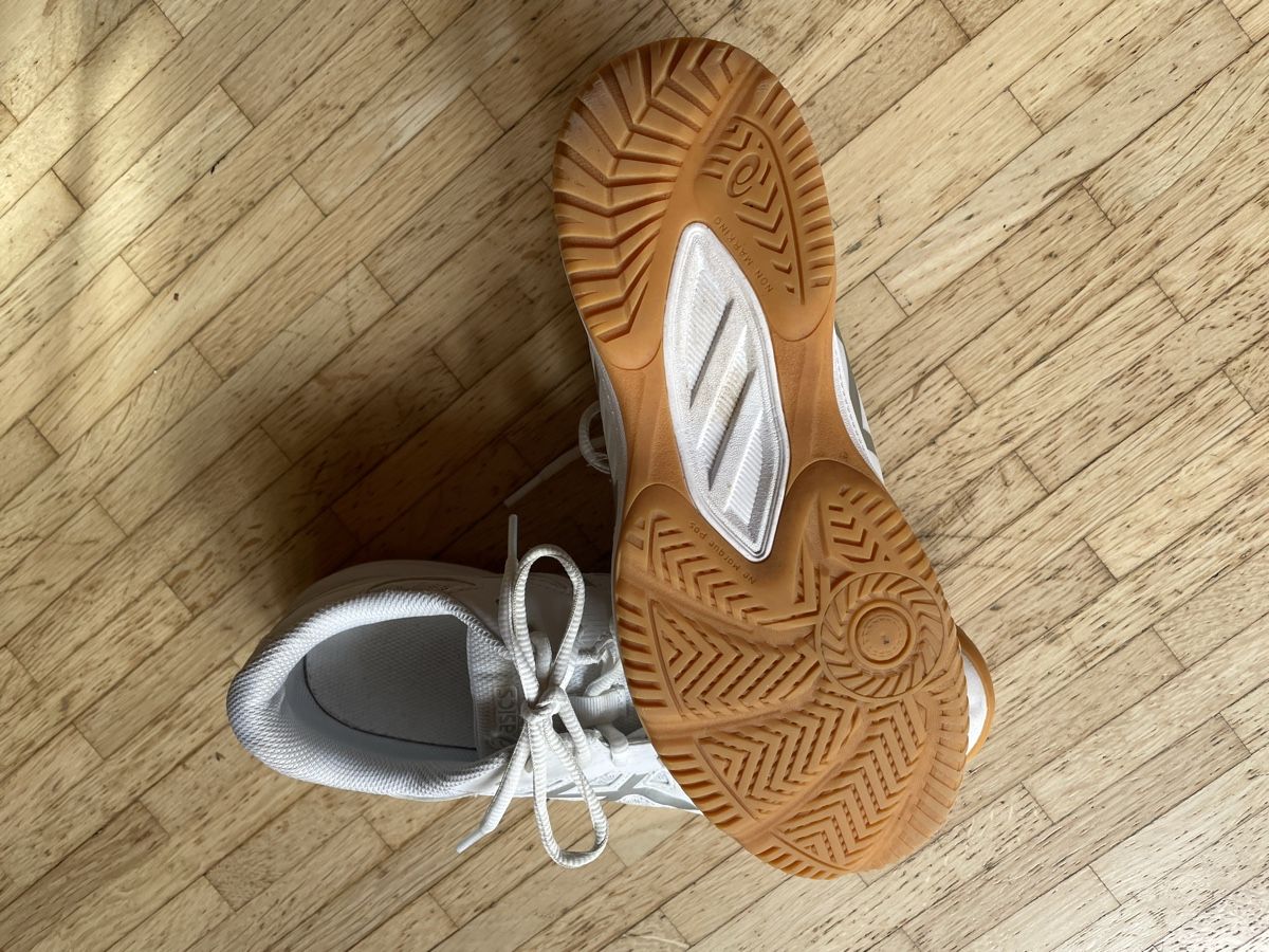 Damenschuhe: Asics Hallenschuhe 41,5 – Neu (gemäss Beschreibung) aus Biel-Benken BL von nomse 1