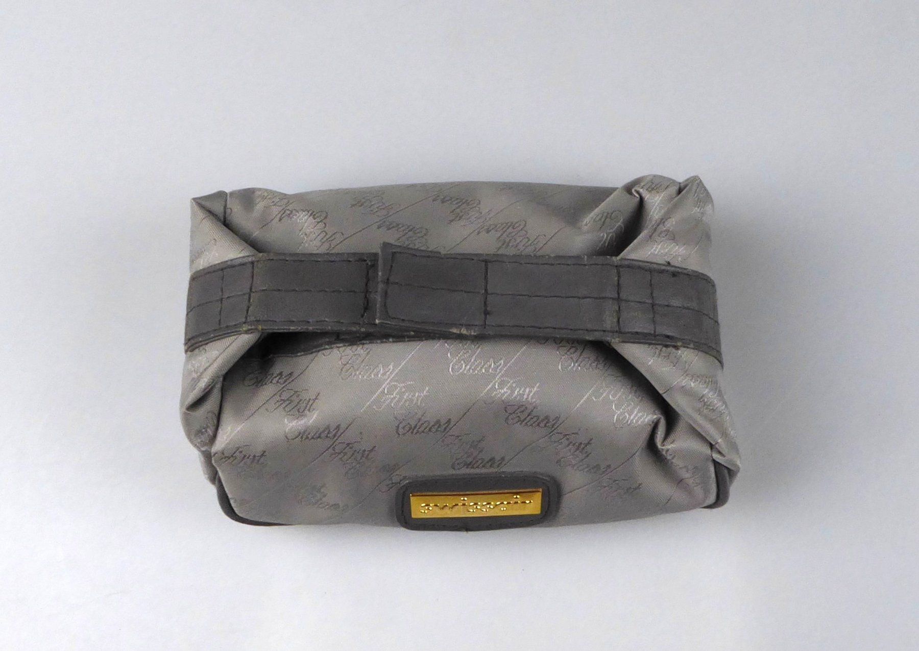 Custodie per cosmetici: Swissair First Class graue Kosmetiktasche – Usato da Volketswil venduto da brockipfannenstil 3
