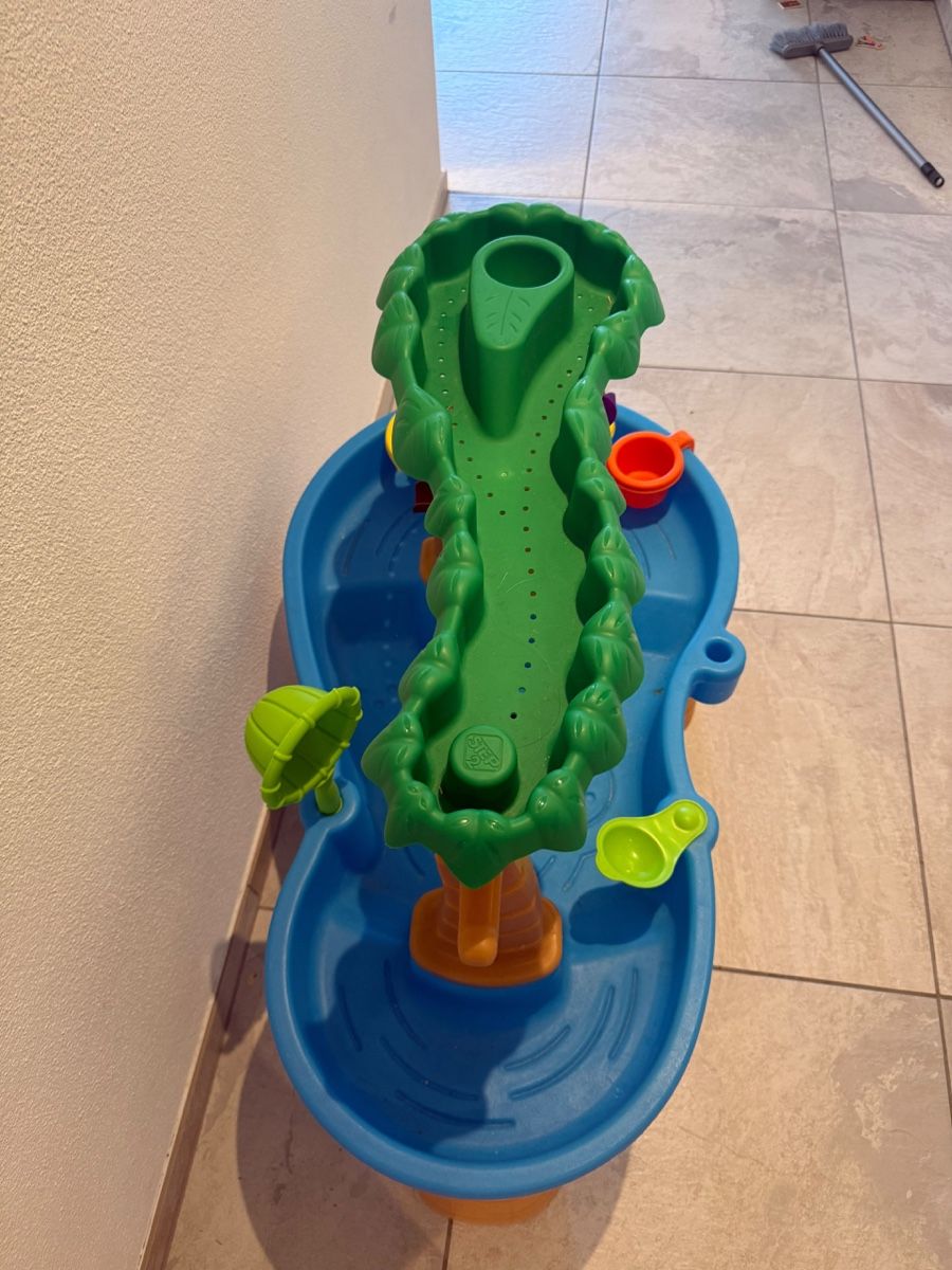 Giochi: Wassertisch mit Zubehör gebrauchter Zustand – Usato da Rothrist venduto da luc_8h5w