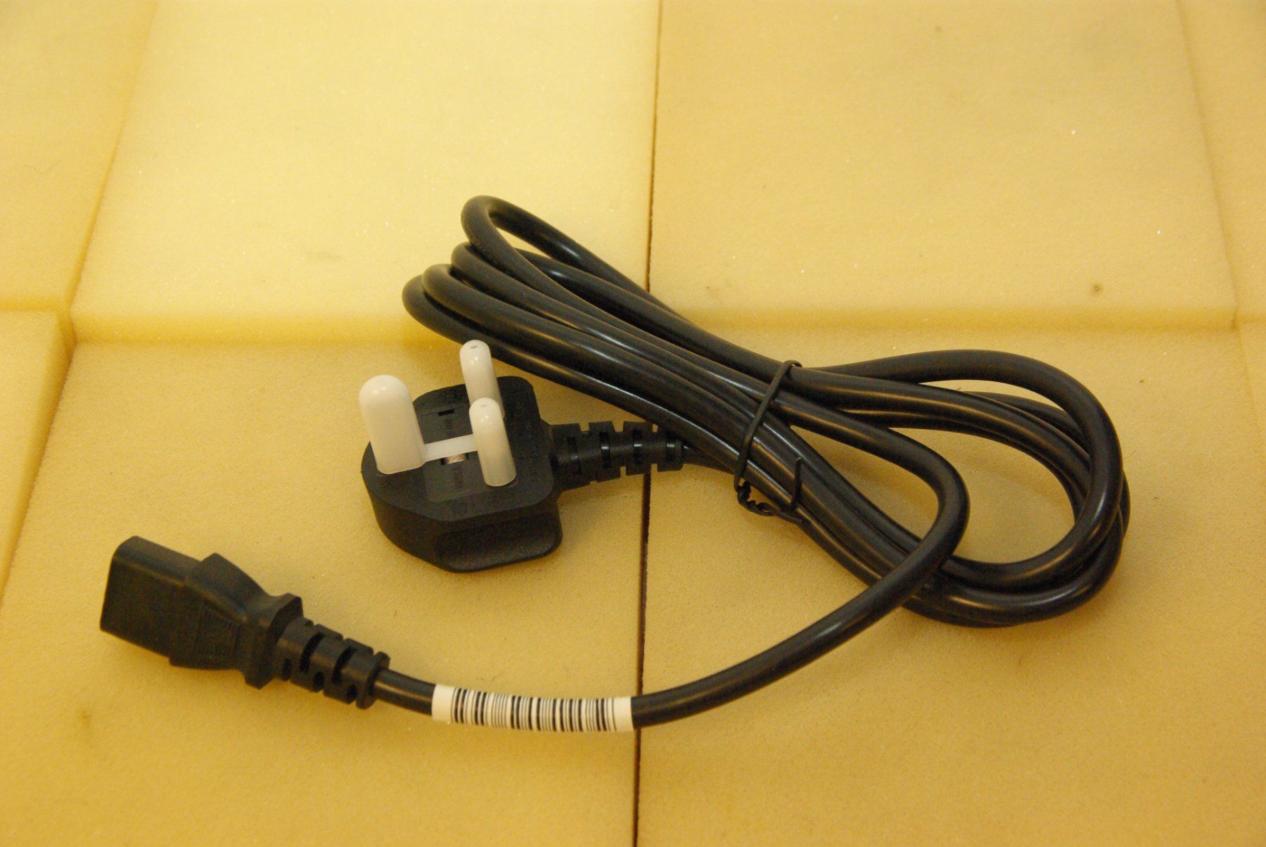 Cavi: Apparatekabel mit Englandstecker, schwarz – Nuovo (secondo la descrizione) da Herisau venduto da Cevianer1844