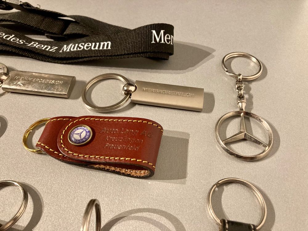Ein Mercedes-Benz Schlüsselanhänger Verlegung auf einer