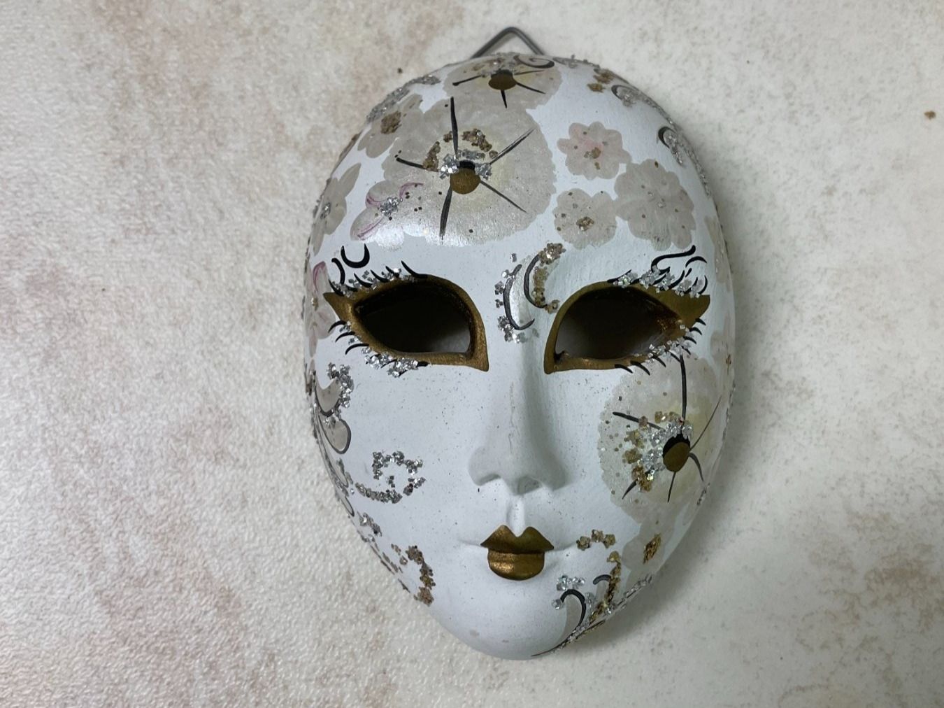 Masken: Bemalte Maske mit Aufhängeöse – Gebraucht aus Thayngen von Flomibrocki_2