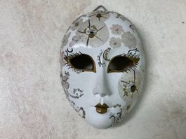 Bemalte Maske mit Aufhängeöse