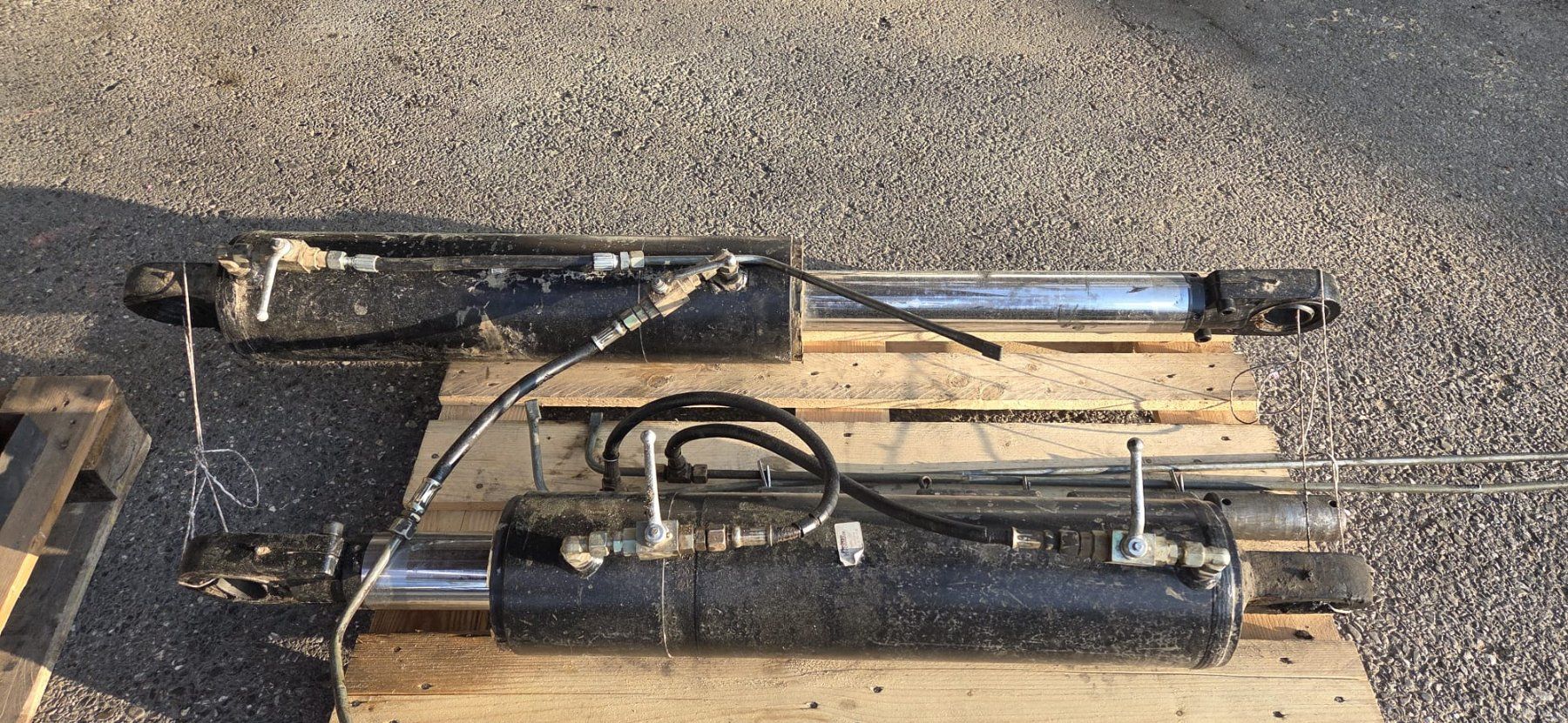 Altri prodotti elettronici: 2 Vérins hydrauliques avec agrégat – Usato da Riaz venduto da J.piller 3