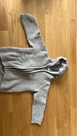 Strickjacke mit Kapuze, Grösse 86 Top Zustand!